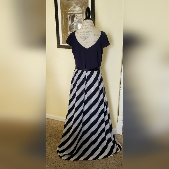 Navy and white gown - Picture 6 of 13